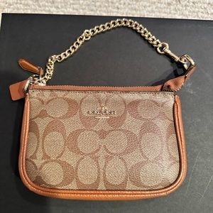 Cute wristlet in excellent condition.